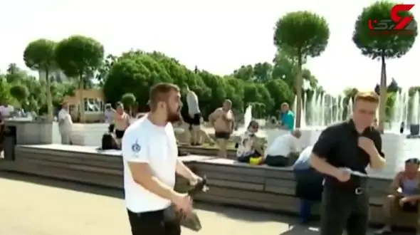 مشت خوردن خبرنگار هنگام اجرای برنامه زنده در سطح شهر+فیلم