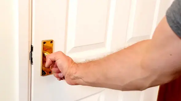 روش قفل کردن در بدون کلید + فیلم