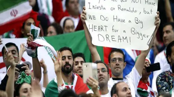 یک هوادار ایرانی در روسیه چهره جهانی شد + عکس