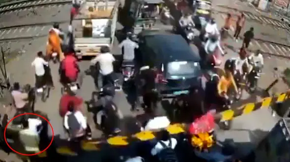 ببینید / برخورد راه بند با سر شهروند هندی