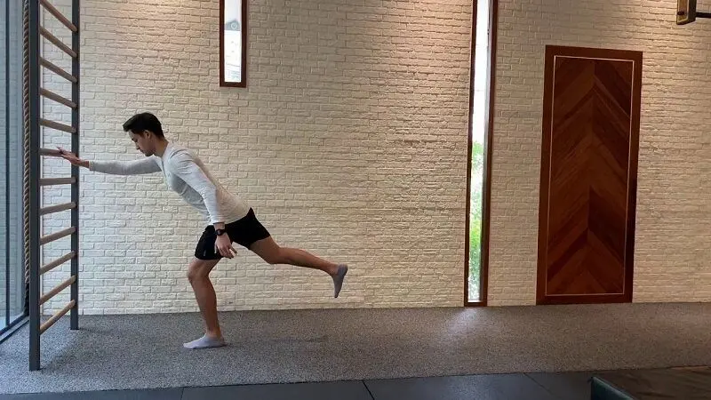 ایستادن روی یک پا با تکیه_گاه دیوار