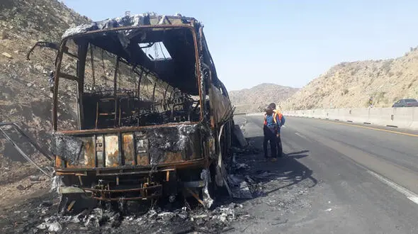 خاکستر شدن اتوبوس در جاده جیرفت + عکس