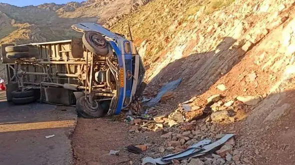 واژگونی مینی‌بوس حامل کارگران در محور قصرشیرین خسروی ۱۶ مصدوم بر جای گذاشت