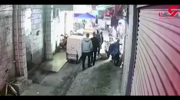 لحظه بلعیده شدن عابران توسط زمین + فیلم / چین