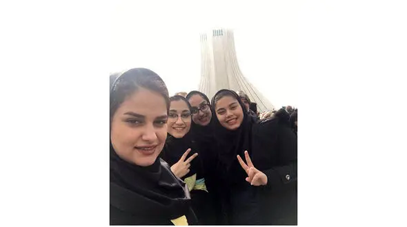 نجمه خدمتی تیرانداز المپیکی به راهپیمایی 22 بهمن رفت