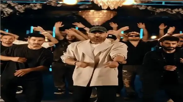 فیلم آواز شا / معین زندی الا بلا منو تو خونون با یه ایل کاکل پسر رقصون چه بزن بکوب چاق کرد