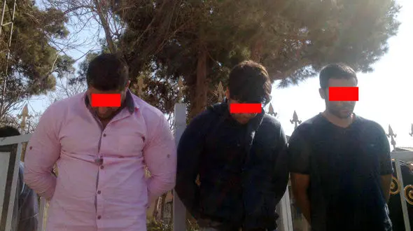 نخستین تصاویر از دستگیری سارقان خودروی بانک پاسارگاد / عکس خودروها پس از شلیک گلوله پلیس