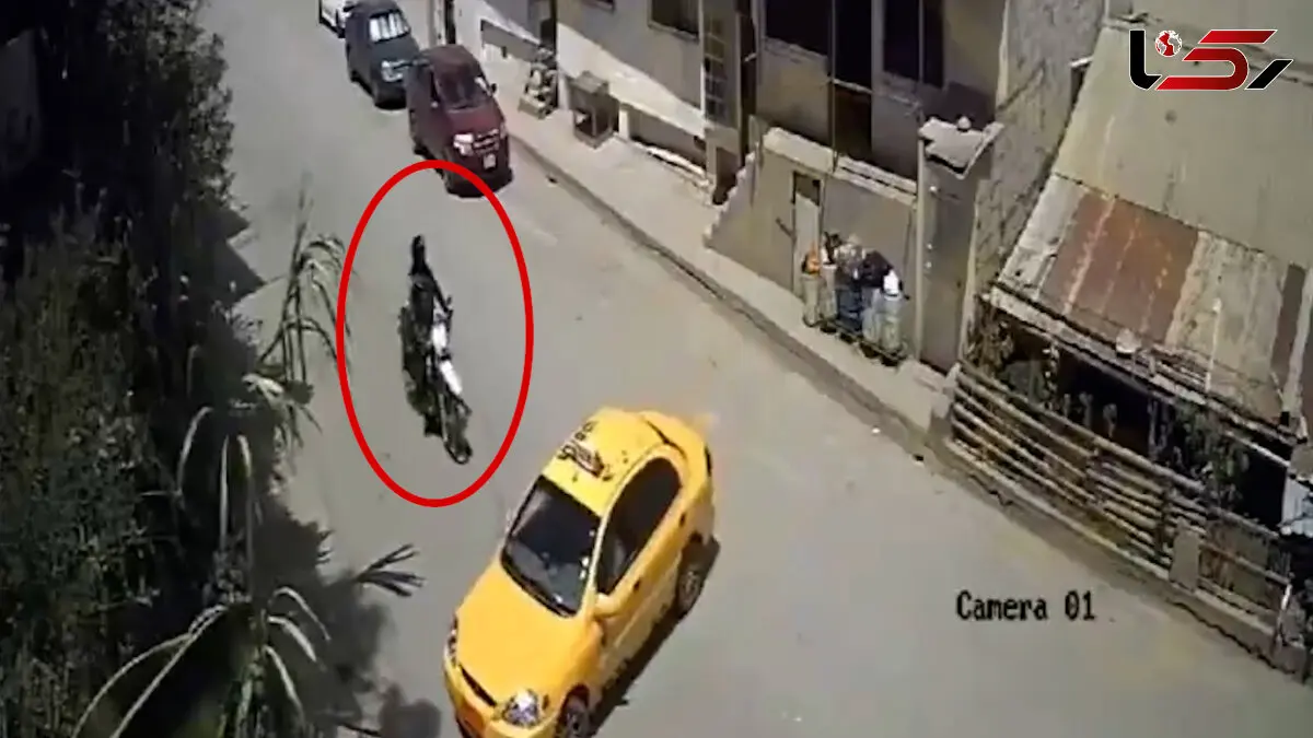 ببیند / سقوط راکب موتورسیکلت بر روی سقف تاکسی