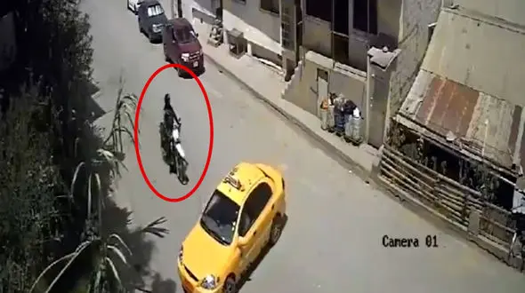 ببیند / سقوط راکب موتورسیکلت بر روی سقف تاکسی