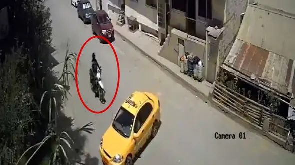 ببیند / سقوط راکب موتورسیکلت بر روی سقف تاکسی