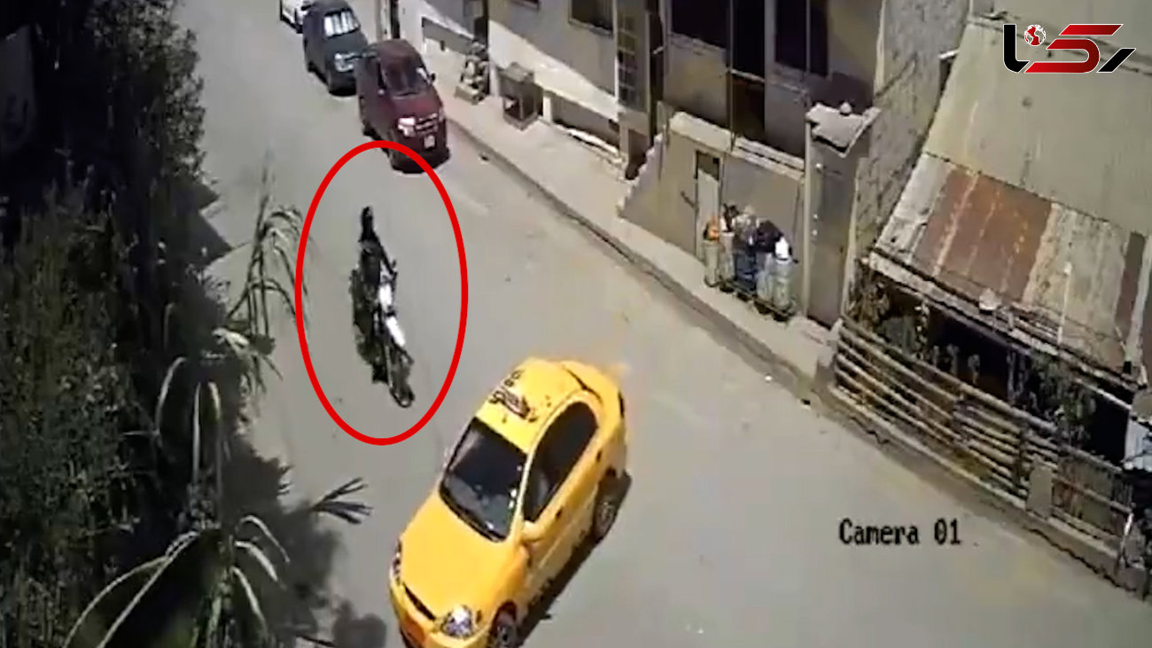 ببیند / سقوط راکب موتورسیکلت بر روی سقف تاکسی