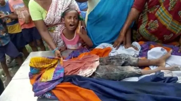  سگ های ولگرد پسر 4 ساله را دریدند / همسایه ها فقط فیلم گرفتند! + فیلم 16+