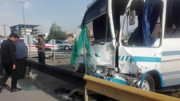 تصادف خونین مینی بوس با گاردریل  / در تهران رخ داد