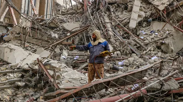 پانزدهمین جسد کشته های متروپل آبادان بیرون کشیده شد / دقایقی قبل رخ داد