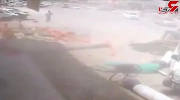 فرار از مرگ تنها یک ثانیه قبل از تصادف هولناک با خودرو افسار گسیخته + فیلم