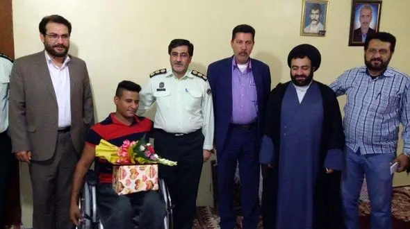 دیدارفرمانده نیروی انتظامی شهرستان آبادان باخانواده جانبازان وشهدا در دومین روزهفته ناجا+تصاویر