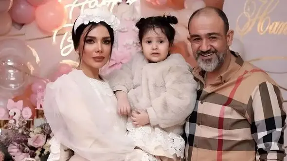 عکس ها/ آشپزخانه شیک و ایرانی پسند خانه مهران غفوریان؛ از کابینت های خوش رنگ تا لوستر خاص و لوازم خانگی برند