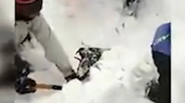  فیلم تکاندهنده از بیرون کشیدن جنازه زنده به گور شده یک مرد / در شمشک رخ داد