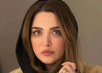فیلم/ نگاهی به دکوراسیون خانه مجردی بهنوش طباطبایی؛ ترکیب مبلمان مدرن، آثار هنری و بالکنی با چشم انداز دلنشین