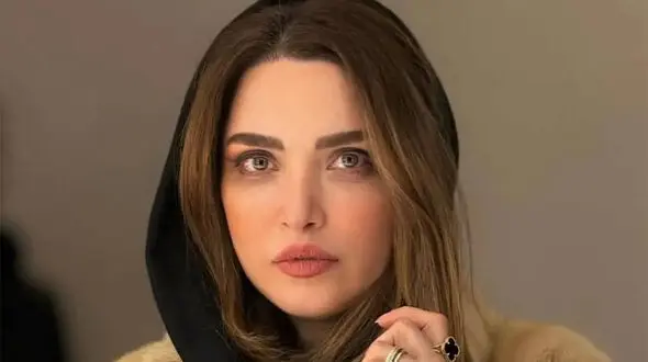 فیلم/ نگاهی به دکوراسیون خانه مجردی بهنوش طباطبایی؛ ترکیب مبلمان مدرن، آثار هنری و بالکنی با چشم انداز دلنشین