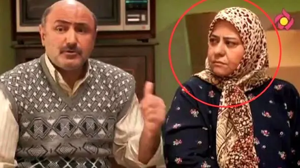 عکس چیدمان جذاب میز عزای زنداداش رابعه اسکویی با شمع و گل و میوه آرایی در خانه اش 