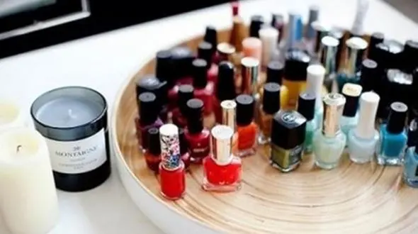 چیدمان شیک و مدرن لاک ها روی میز +تصاویر جالب 