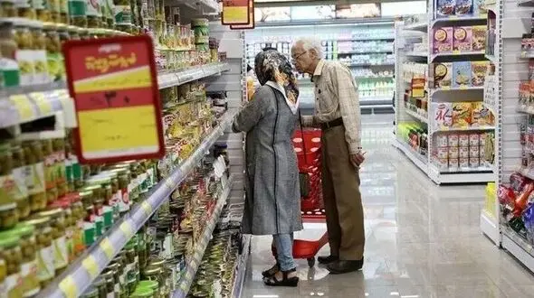 فیلم بُهت و حیرت خبرنگار شبکه العربی از ایران: زندگی عادی مردم و فروشگاه های مملو از کالا در میانه جنگ!