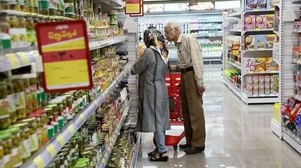 فیلم بُهت و حیرت خبرنگار شبکه العربی از ایران: زندگی عادی مردم و فروشگاه های مملو از کالا در میانه جنگ!