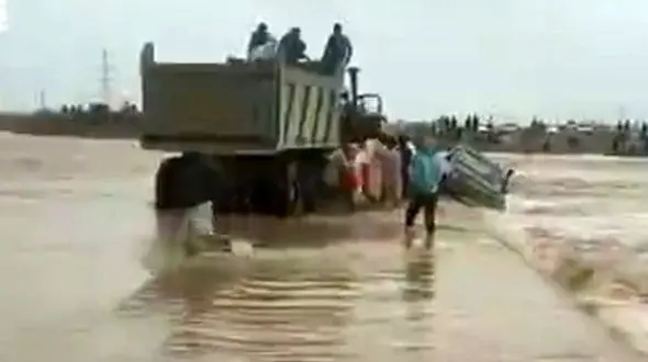 فیلم لحظه نجات خانواده 7 نفره دلگانی از غرق شدن حتمی