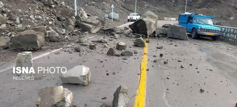 ریزش سنگ در جاده چالوس