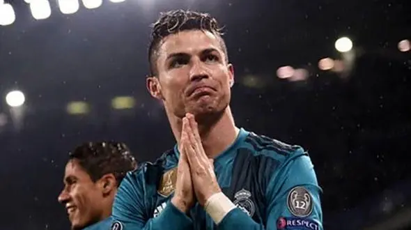 برخورد غیرمنتظره رونالدو با کوچکترین هوادار خود! +فیلم 