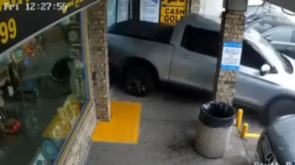 فیلم صحنه سرقت دزدان نقابدار از جواهرفروشی ایرانی در تورنتوی کانادا ! / با ماشین داخل ویترین رفتند !