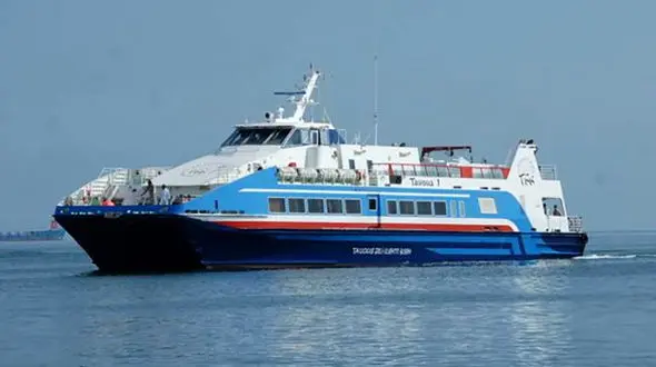 آتش سوزی کشتی مسافربری ایرانی در بوشهر / 88 مسافر در محاصره آتش