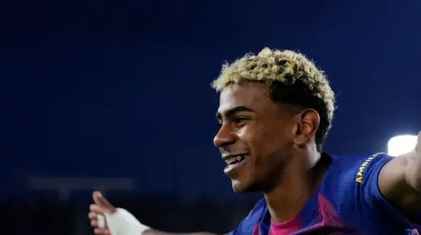 عکس/لامین یامال؛ باور نکردنی اما واقعی! مانکن در آشپزخانه پدرش 