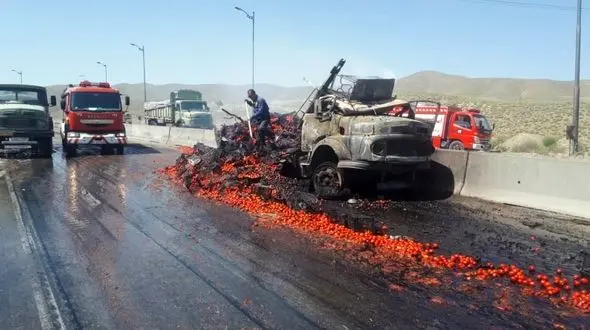 تریلی امدادگر هلال احمر، سرباز نیروی انتظامی و یک زن را له کرد / فاجعه زنجیره ای در فارس+ عکس تلخ