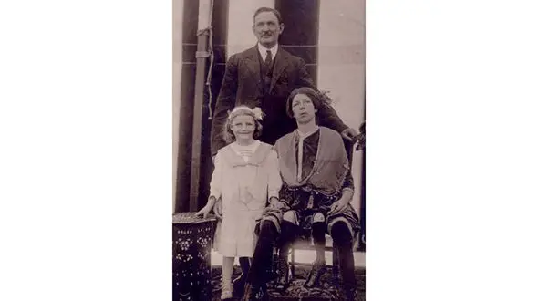 عکس عجیب از دختری که 4 پا دارد / از کودکی تا بارداری !