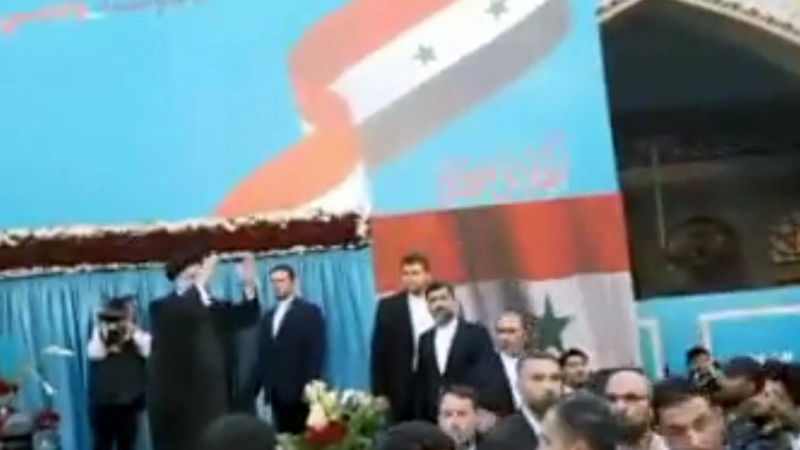 رئیس جمهور با حضور در زینبیه دمشق، ضمن زیارت حرم مطهر حضرت زینب (س)، با جمعی از خانواده شهدا‌ی محور مقاومت از کشورهای سوریه، لبنان‌، افغانستان‌، ایران و... دیدار و گفتگو کرد.