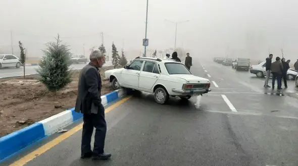 فیلم تصادف 30 خودرو همزمان در یک صحنه/ دردسر مه غلیظ در گلپایگان