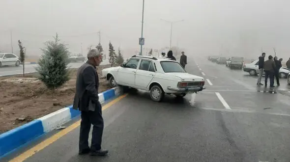 فیلم تصادف 30 خودرو همزمان در یک صحنه/ دردسر مه غلیظ در گلپایگان
