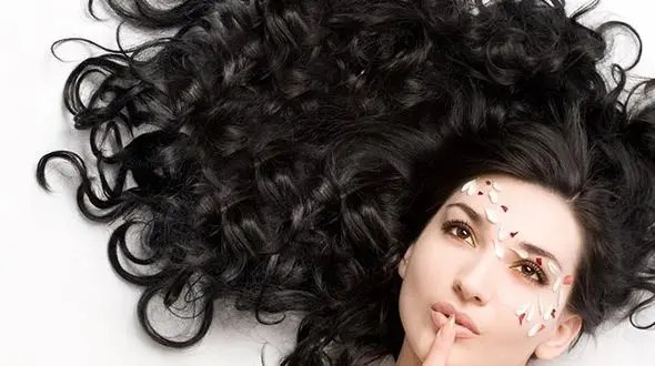 راز داشتن موهای مشکی و درخشان