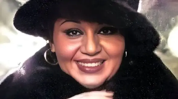 عکس / سفر به ایام قدیم  / خواننده آهنگ سوغاتی وسط کنسرت رادیویی با روحانی / سال 1353