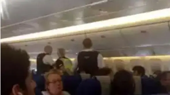 مسافر هواپیما می خواست حین پرواز در آسمان پیاده شود !+ عکس