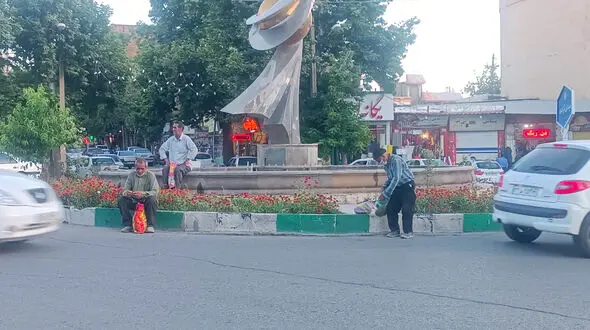 انتظار بی پایان کارگران روزمزد سالخورده زیر آفتاب خرم آباد / پشت آمارهای بیکاری و تورم، زندگی واقعی کارگران است