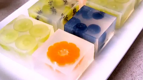 طرز تهیه ژله میوه‌ای مکعبی + فیلم