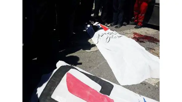 برخورد تریلی با  موتورسوار مادر و پسرش را کشت و پدر را مجروح کرد /  در خمینی شهر رخ داد+ عکس