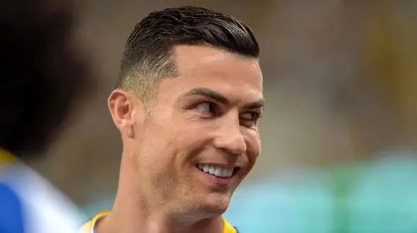 نظر هوش مصنوعی در مورد تیپ رونالدو اگر در کشور دیگری به دنیا می آمد (فیلم)