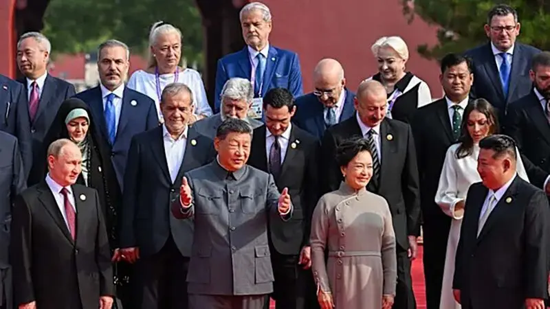 مراسم مناسبت هشتادمین سالگرد پایان جنگ جهانی دوم در میدان «تیان‌آنمن» پکن با حضور پزشکیان برگزار شد	