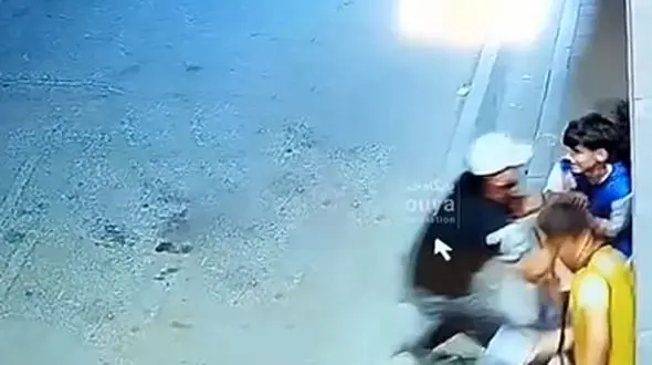 فیلم لحظه زور گیری موبایل آیفون 13 توسط  دزدان موتور سوار از پسر نوجوان / چهره این دزدان را میشناسید 