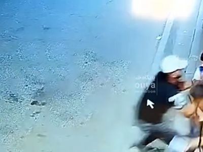 فیلم لحظه زور گیری موبایل آیفون 13 توسط  دزدان موتور سوار از پسر نوجوان / چهره این دزدان را میشناسید 