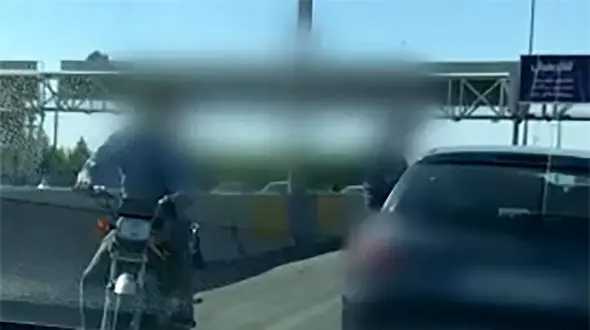 فیلم لحظه زورگیری سارقان مسلح در روز روشن / در جاده کرج رخ داد